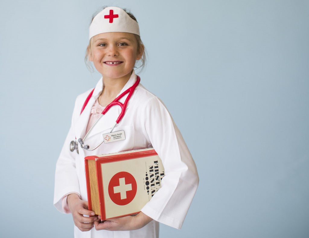 Flicka i sköterskeuniform